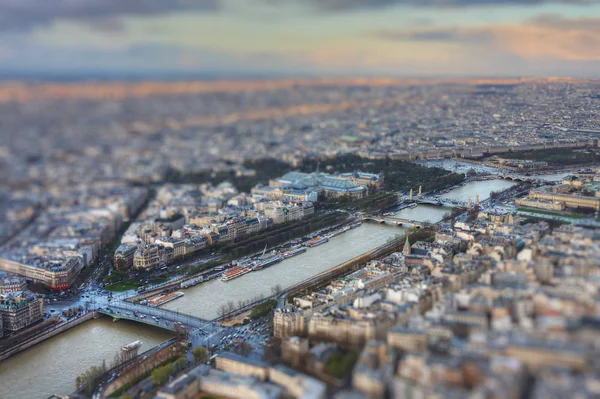 Rivier de Seine in het voorjaar met tilt-shift effect — Stockfoto