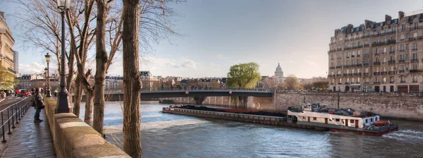 Dry cargo ship floats on the river Seine in Paris at sunset — Stock Photo, Image