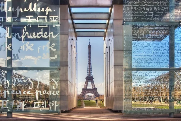 O Muro para a Paz e a Torre Eiffel ao pôr do sol — Fotografia de Stock