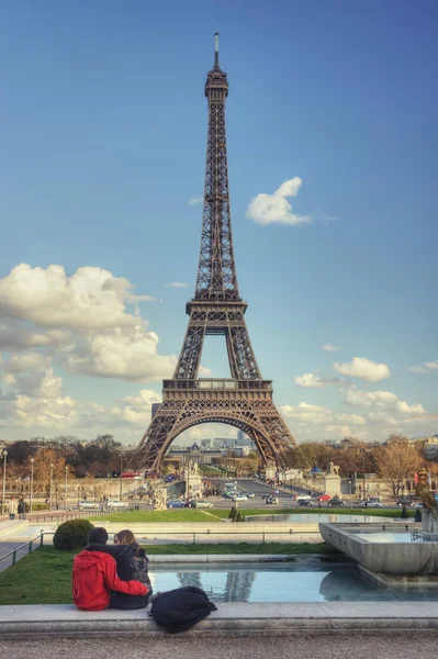Casal apaixonado e Torre Eiffel — Fotografia de Stock