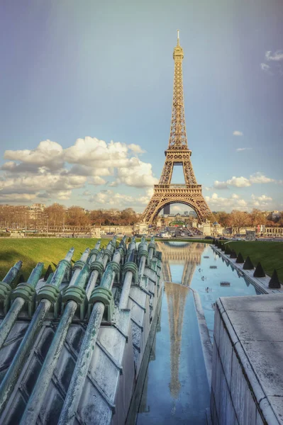 Torre Eiffel en un soleado día de primavera —  Fotos de Stock