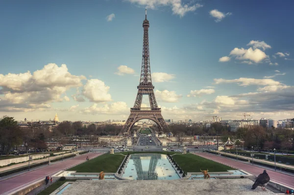 Eiffel Tower gezien vanaf de tuinen van de Trocadero — Stockfoto
