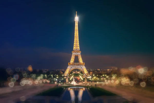 Eiffeltornet upplyst — Stockfoto