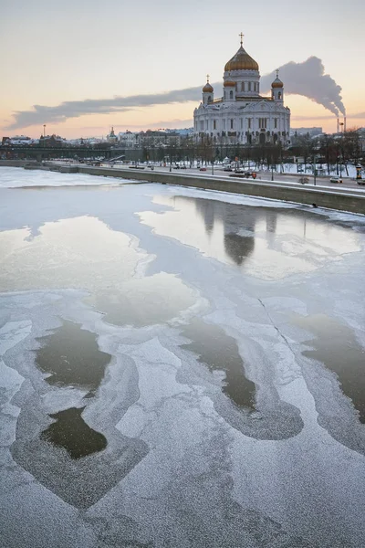 Frozen River and the Christ the Savior Cathedral — Stock Photo, Image