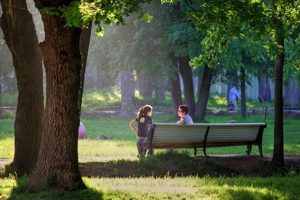 Two women sit on a bench — Stock Photo, Image