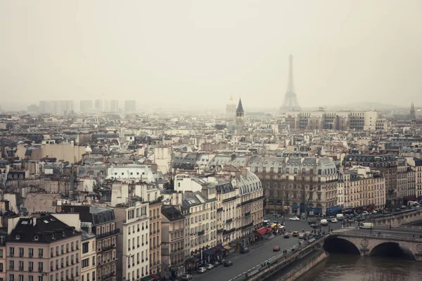 A torre eiffel no nevoeiro — Fotografia de Stock