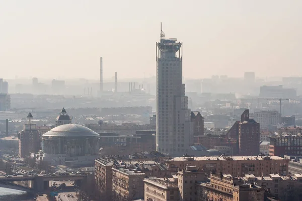 Утренний туман над городом — стоковое фото