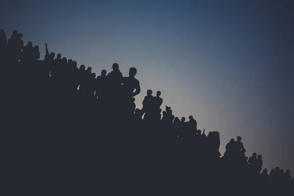 Silhouettes of people on the mountain — Stock Photo, Image