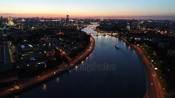 Velké město a řeka při západu slunce v létě. — Stock video