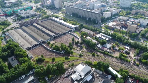 Estación de tren con un tren de salida al atardecer — Vídeo de stock