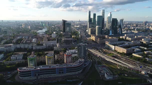 Vista desde la altura hasta el moderno centro de negocios Moscú-ciudad — Vídeos de Stock