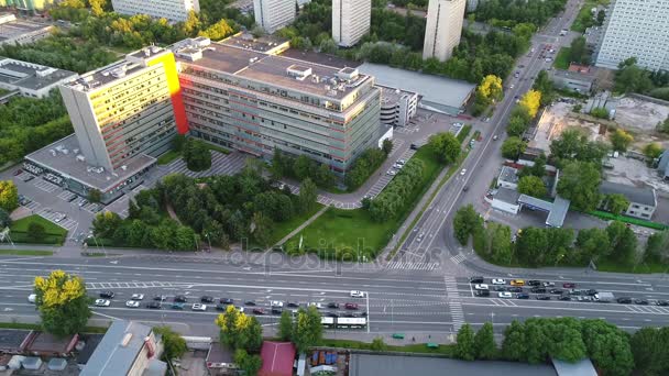 Vista de um edifício moderno na encruzilhada da altura — Vídeo de Stock