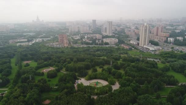 Pohled z výšky na zamlžené město a park — Stock video