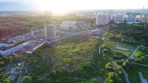 Vista da cidade a partir da altura ao pôr do sol — Vídeo de Stock