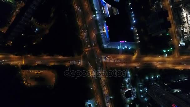El vuelo sobre el tráfico de la ciudad por la noche — Vídeo de stock