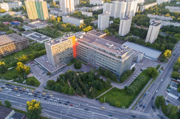 View of a modern building at the crossroads from the height — Stock Photo, Image