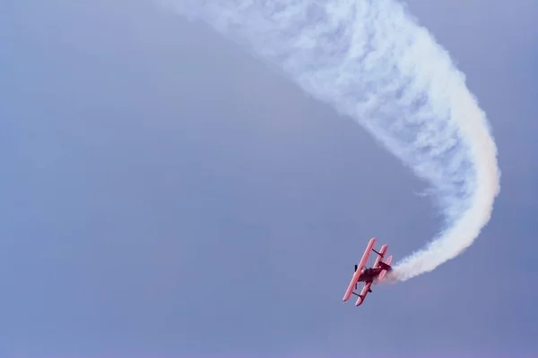 เครื่องบินสีแดงในท้องฟ้าสีฟ้า — ภาพถ่ายสต็อก