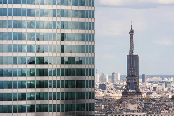 Uitzicht van Grande Arche naar de wolkenkrabber en de Eiffeltoren — Stockfoto