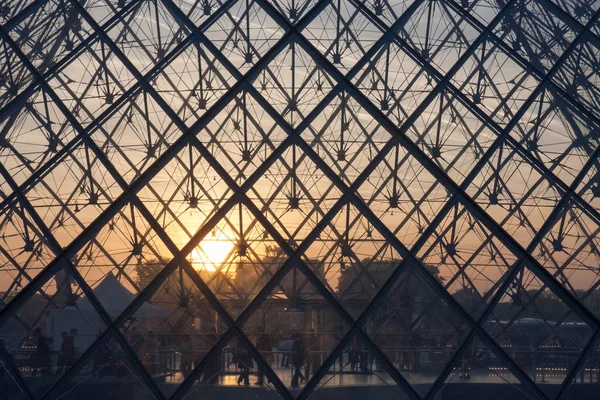 La pirámide del Louvre — Foto de Stock