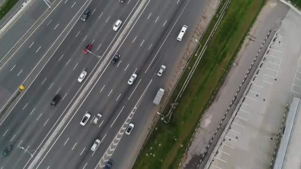 Vista aérea de la autopista de varios carriles — Vídeo de stock