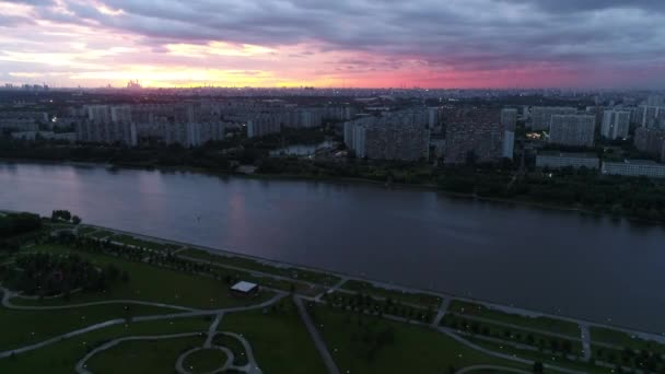 Widok na miasto i rzekę o zmierzchu — Wideo stockowe