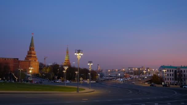 Άποψη της πλατείας Borovitskaya, της μεγάλης πέτρινης γέφυρας και του Κρεμλίνου το βράδυ — Αρχείο Βίντεο