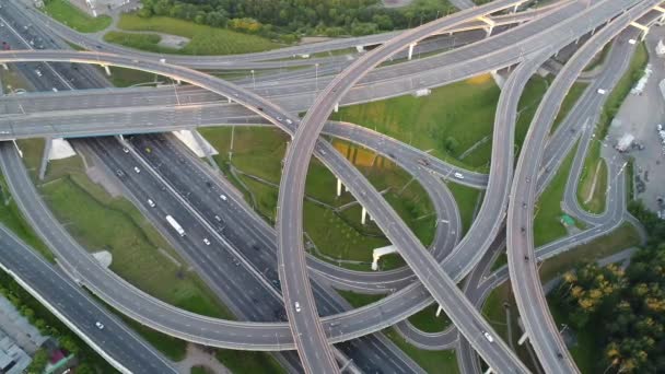 大規模なメガポリスの近代的なフライオーバー道路の接合部 — ストック動画