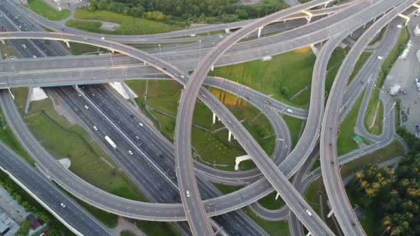 Uma junção de viaduto moderna em uma megapolis grande — Vídeo de Stock