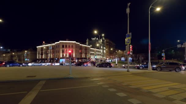 Veduta di Piazza Borovitskaya, del Grande Ponte di Pietra e del Cremlino la sera — Video Stock