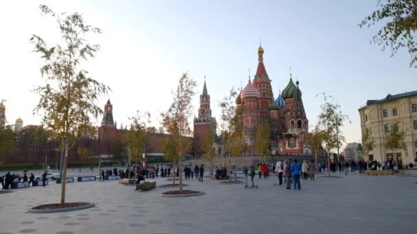 Kilátás a moszkvai Kremlre a Zaryadye Parkból — Stock videók
