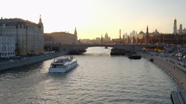 Zicht op Moskvoretskaja dijk, Bolsjoi Moskvoretski brug en het Kremlin — Stockvideo