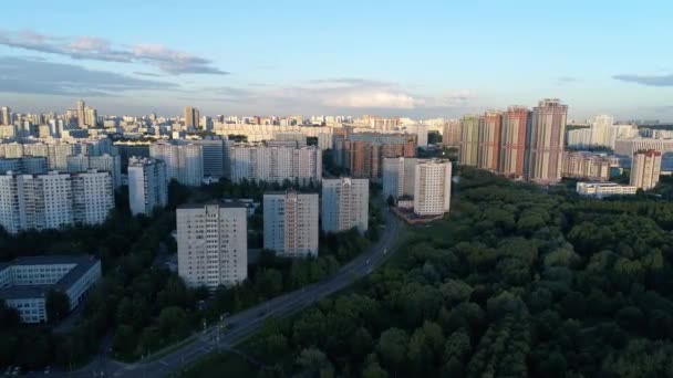 Vista aérea de um edifício moderno do parque ao pôr-do-sol — Vídeo de Stock