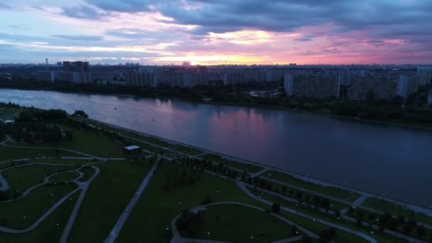 Vista de la ciudad y el río al atardecer — Vídeos de Stock