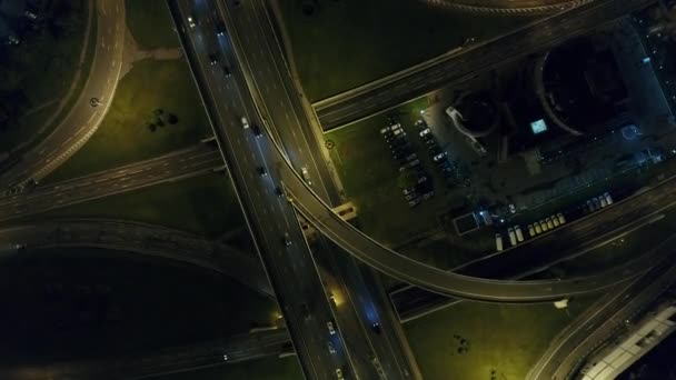 거대 한 메가 폴리스 의도로 교차점을 가로지르는 현대식 비행기 — 비디오