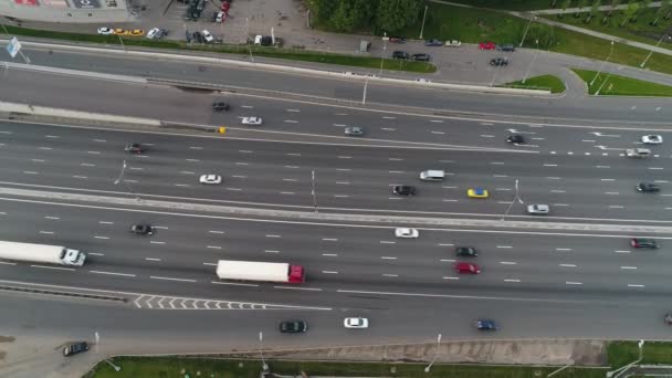 Flygfoto över flerfiliga motorvägen — Stockvideo