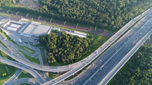 거대 한 메가 폴리스 의도로 교차점을 가로지르는 현대식 비행기 — 비디오