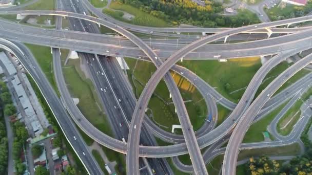 Een moderne viaduct weg kruising in een grote megapolis — Stockvideo