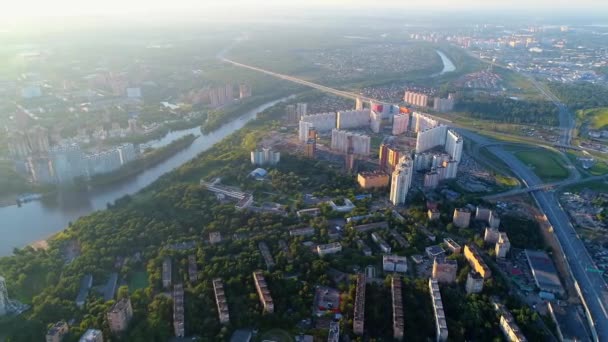 Vista della città al tramonto in estate — Video Stock