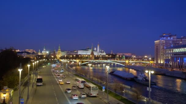 View of the Prechisten Embankment, the Great Stone Bridge and the Kremlin — стоковое видео