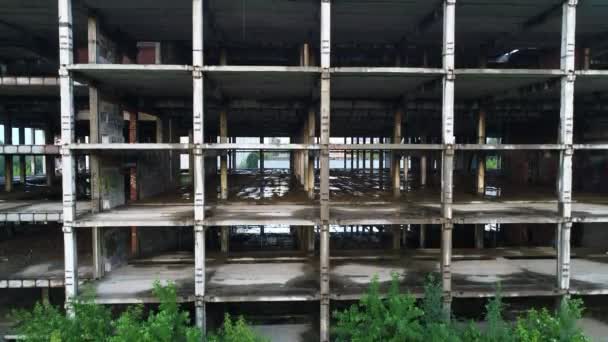 Estacionamiento sin terminar. Edificio abandonado en la ciudad — Vídeos de Stock