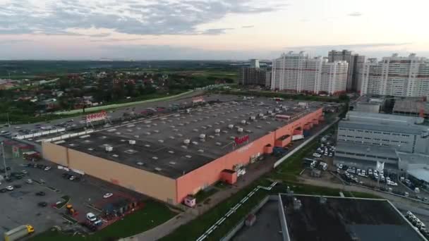 La vista desde la altura de un gran supermercado — Vídeos de Stock