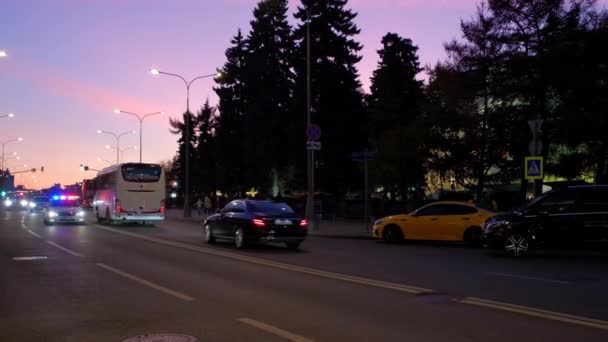 Vue de la place Borovitskaya, du grand pont de pierre et du Kremlin dans la soirée — Video