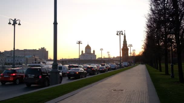 Вид на Кремлівський насип, Великий кам'яний міст і Собор Спасителя Христа — стокове відео