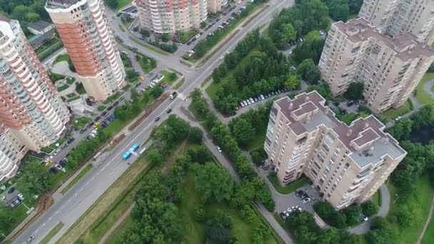 Utsikt över en stad och vägskäl från höjden — Stockvideo