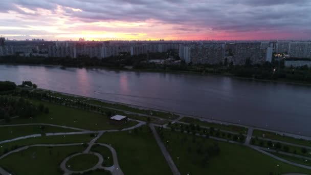 Uitzicht op de stad en de rivier bij schemering — Stockvideo