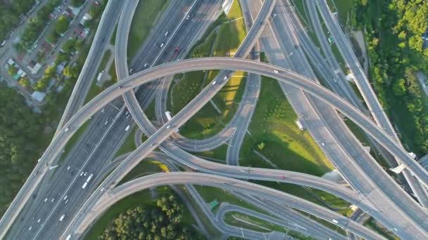 Un carrefour routier survolant moderne dans une grande mégapole — Video