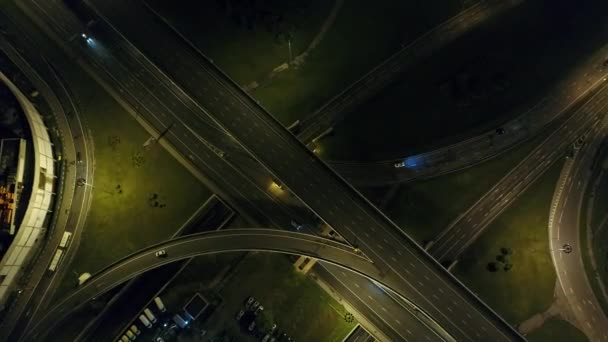 大規模なメガポリスの近代的なフライオーバー道路の接合部 — ストック動画
