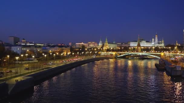 Ön-histen Embankment, Büyük Taş Köprüsü ve Kremlin manzarası — Stok video