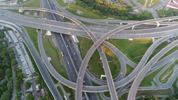 Un cruce moderno de la carretera de sobrevuelo en una gran megápolis — Vídeo de stock