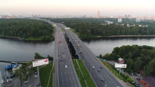 Vista aérea da rodovia multi-pista — Vídeo de Stock